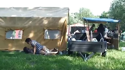 Bruna dai capelli lunghi video trans gratuiti gioca con la figa rasata.