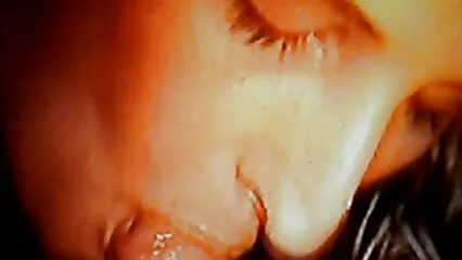 Volendo riposarsi un po', la bella film porno per adulti gratis si masturba la figa.