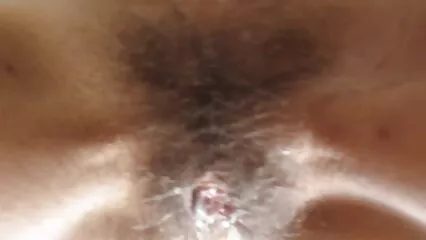 Con l'aiuto di guardare film hard gratis gadget sessuali, la bionda si masturba i buchi.