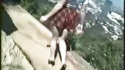 Due ragazzi e una bella ragazza sono film erotici gratuiti venuti a fare sesso in cucina.