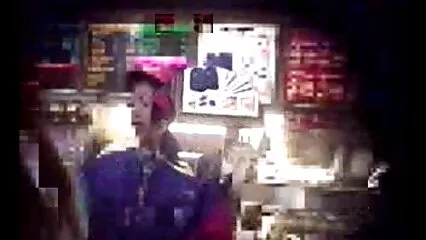Il supereroe intraprendente scopa una video porno gratis di ragazza nella toilette.