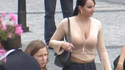 Massaggio sessuale e film per adulti gratuiti cunnilingus ricevuti da una dolce ragazza.