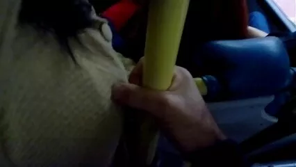 Una pollastra film lesbo gratuiti sensuale illumina seducentemente la figa e si masturba.