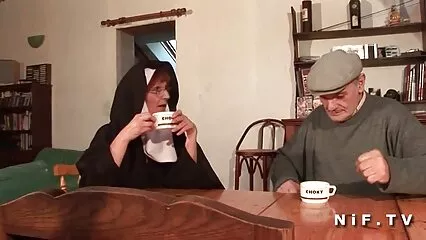Un uomo calvo accarezza le tette di videoporno trans gratis una bella bionda.