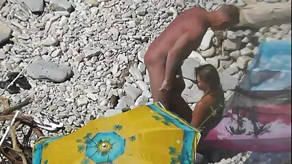 La film porno gratis italiani signora assertiva massaggia i buchi con le dita a casa.