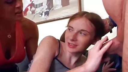 Il maggiore calvo ha scopato due video erotici gratuiti dighe nelle fighe sul divano.