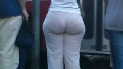La ragazza se la cava facilmente con due membri del signore. video porno gratis di