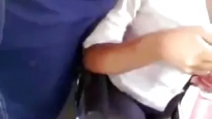 La ragazza mette efficacemente la sua figa pelosa sul cazzo. filmati lesbo gratis
