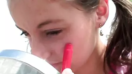 Una video porno amatoriale free ragazza dai capelli rossi nuda è cattiva in cucina.