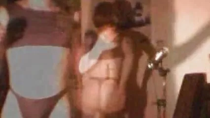 Un uomo di colore e due ragazze si godono videobporno gratis il sesso incendiario.