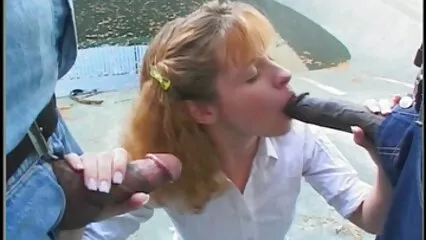 La femmina sciolta si è cosparsa di olio e l'ha presa nell'ano e nella vagina. film porno mature italiane gratis