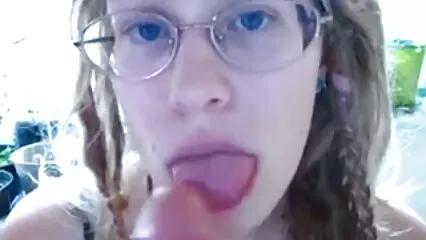 Sul divano, tre donne scopano un ragazzo con berretti e film porno gratis video bocca.