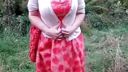 Ragazza con tette scene di film hard gratis piccole scopa e scuote il culo.