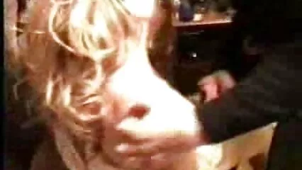 Giovani puttane sono nonne troie gratis oliate a letto e giocano con le fighe.