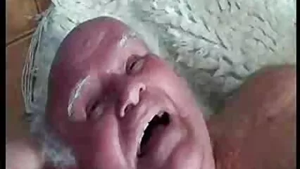 Bacia un bellissimo berretto vecchie troie video gratis alla sua tenera fidanzata.
