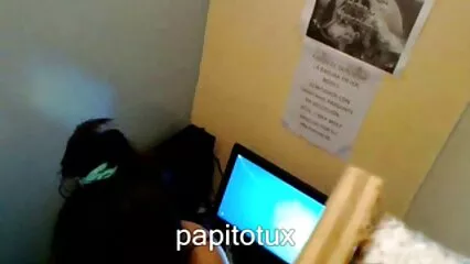 Due ragazze si siedono su un ragazzo video porno vedere gratis con i loro buchi.