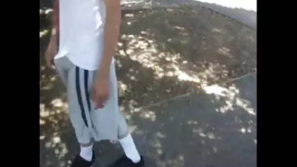 Un pulcino porno da vedere gratis liberato salta su un grosso pene.