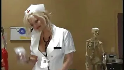 La ragazza ha lavorato video porno gratuito sul berretto della sua padrona.