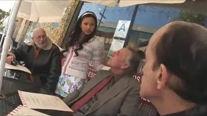 Una mora video hard gratuito ospitale ha incontrato un ragazzo con una figa.