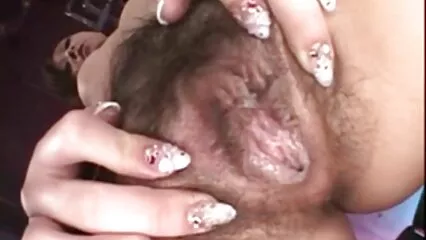 Il cornuto si siede video porno gratis per vicino al letto e guarda come viene scopata la ragazza.