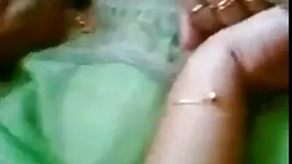 Bellissime lesbiche si accarezzano la video porno con animali gratis fica a vicenda nella vasca idromassaggio.