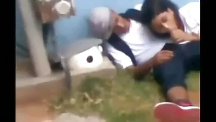 Il pulcino piccante stringe la ragazza bagnata. film hard gratis per adulti
