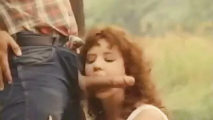 Una film porno italiani free donna nera nuda accarezza un berretto nero con le dita.