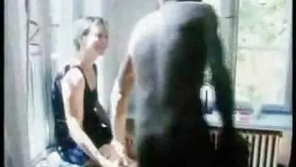 Entra in un ghetto nero e fa film porno streaming gratis pompini a ragazzi neri in cerchio.