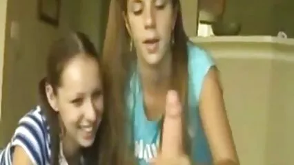 Un uomo esperto videoporno fre scopa una ragazza sott'olio con un membro in piedi.