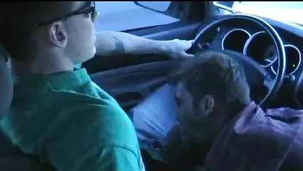 Piegandosi in diverse pose, la ragazza video lesbo hard gratis si scopa la figa.