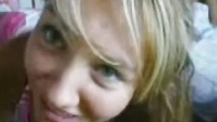 La bionda si è messa a un film porno gratuito cavalcioni sul suo pene con la sua bella figa