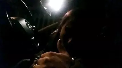 La ragazza accarezza la figa in un appartamento video gratis di casalinghe solitario.