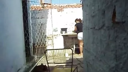 La pollastra erotica filmati gratis di lesbiche esce senza mutandine nel parco.
