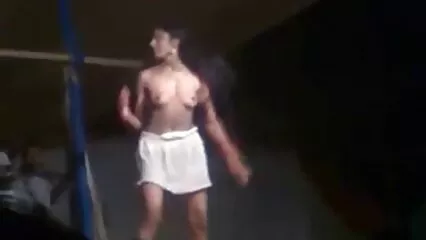 Due amiche si divertono con un uomo di colore arrapato film porno gratis di donne mature sul divano.