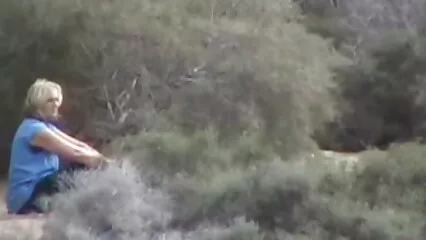 Cagna bionda a cavalcioni vedere gratis video porno del tizio sul divano.