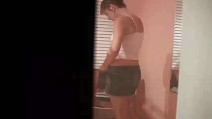 Cazzi enormi scopano la ragazza sul divano. film pono gratis
