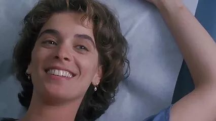 Una ragazza attraente sedeva video foto porno gratis su un tronco forte.
