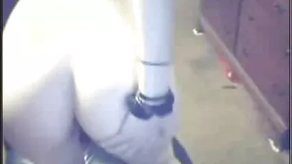 Ragazza esile che posa nuda sulla videoporno gratuiti spiaggia.