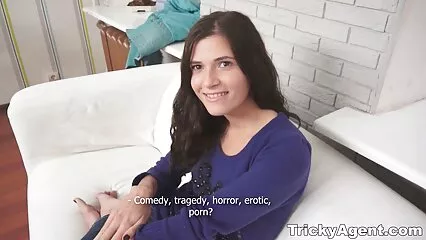 Cornuto si masturba in un angolo e bacia voglio vedere un film hard gratis la moglie traditrice nello sperma del suo amante.