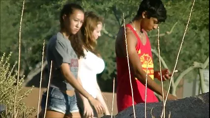 Una puttana dai capelli bianchi viene scopata da un uomo sul film porno estremo gratis divano di casa.