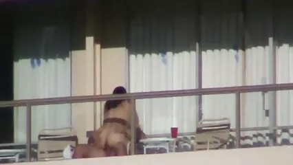 Giovani video porno amatoriali gratuiti ragazze timide fanno sesso nella foresta.